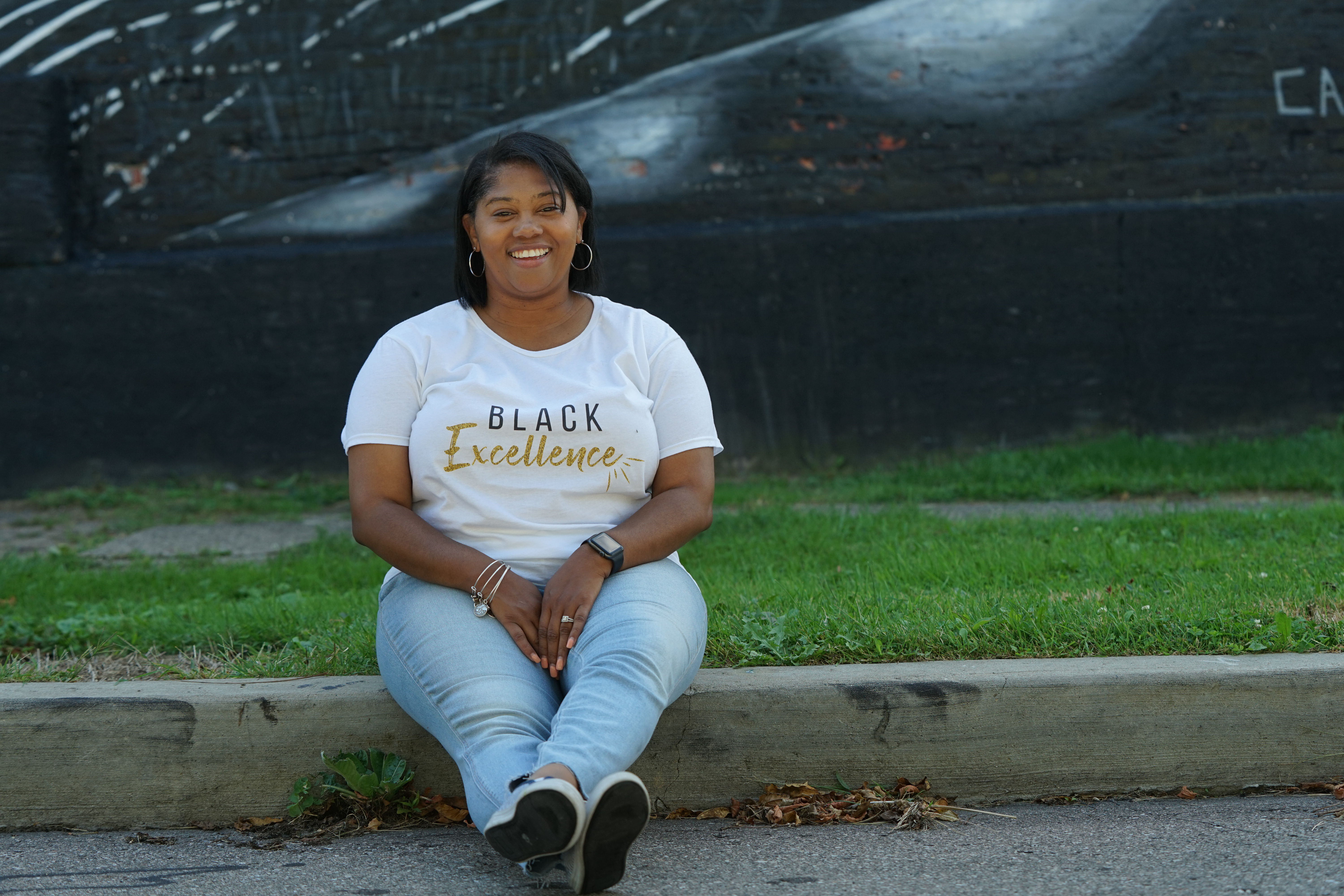 Black woman wear Blacme t-shirt